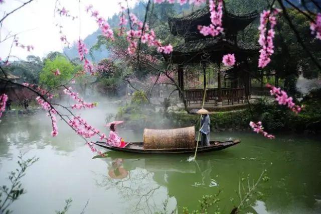 桃花缘起，一曲小镇的浪漫小说